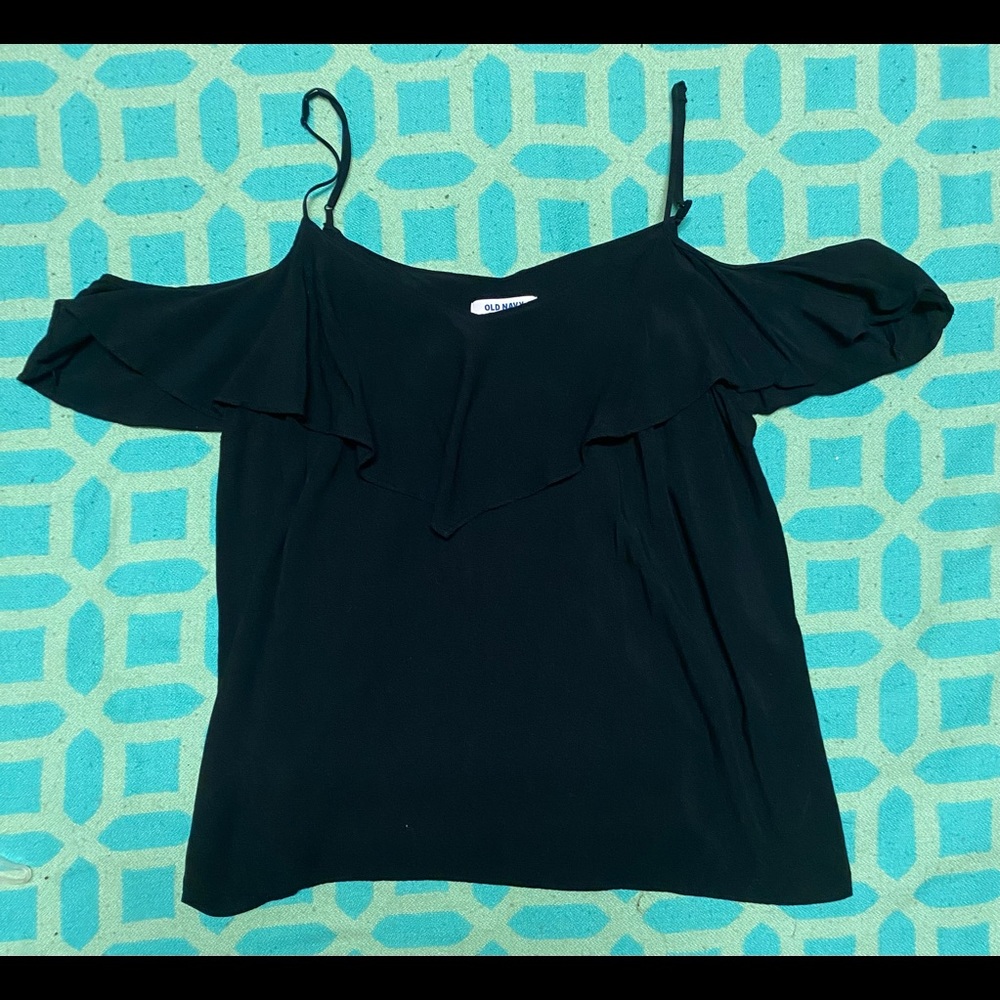 Super flattering cold shoulder top. Size XL.